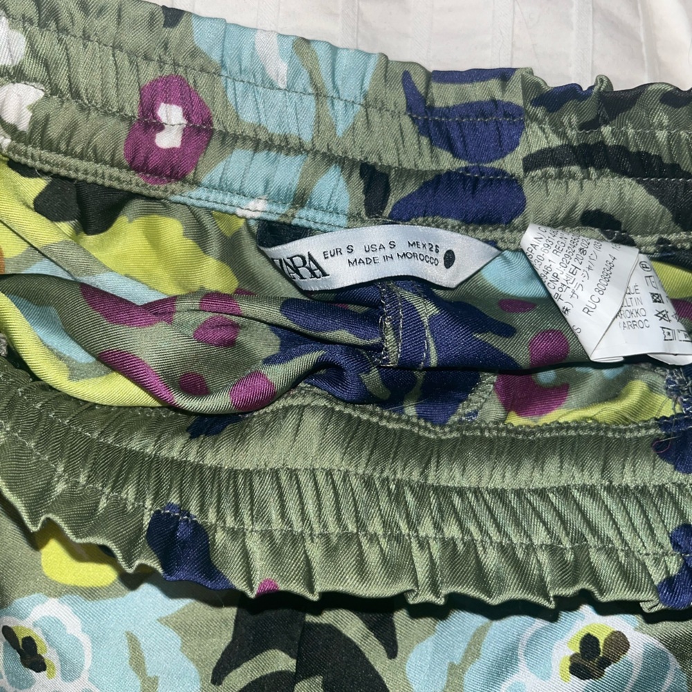 Zara Olive Floral High-Waist Shorts with Blue & Yellow Accents - Picture 4 of 4